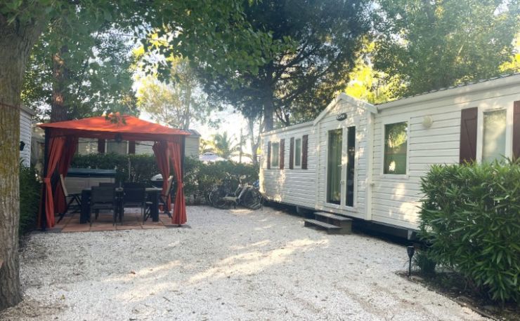 Te huur: luxe mobilhome met 2 slaapkamers en airco